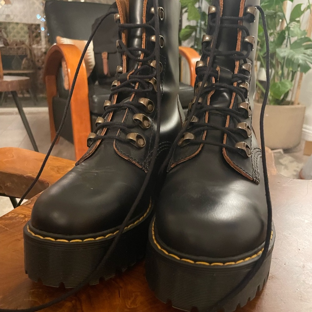Black Womens Dr.Marten platform lace ups size 7